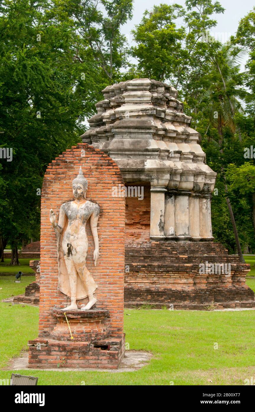 Thailandia: Wat Traphang Ngoen, Sukhothai Historical Park Sukhothai, che letteralmente significa "Alba della felicità", è stata la capitale del regno di Sukhothai ed è stato fondato nel 1238. Fu la capitale dell'Impero Tailandese per circa 140 anni. Foto Stock
