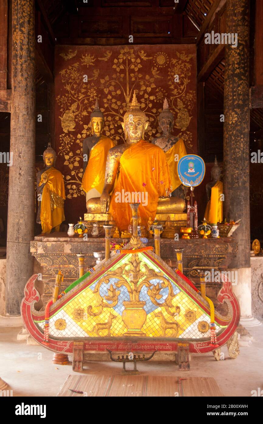 Thailandia: Buddha in Viharn Nam taem, Wat Phra che Lampang Luang, Thailandia settentrionale. Viharn Nam taem si ritiene essere il più antico edificio in legno sopravvissuto in Thailandia. Wat Phra che Lampang Luang è stato costruito nel 15 ° secolo ed è un tempio in legno stile Lanna trovato nel distretto di Ko Kha della provincia di Lampang. Foto Stock