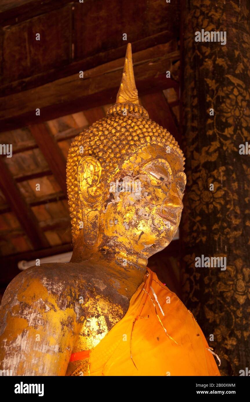 Thailandia: Buddha in Viharn Nam taem, Wat Phra che Lampang Luang, Thailandia settentrionale. Viharn Nam taem si ritiene essere il più antico edificio in legno sopravvissuto in Thailandia. Wat Phra che Lampang Luang è stato costruito nel 15 ° secolo ed è un tempio in legno stile Lanna trovato nel distretto di Ko Kha della provincia di Lampang. Foto Stock