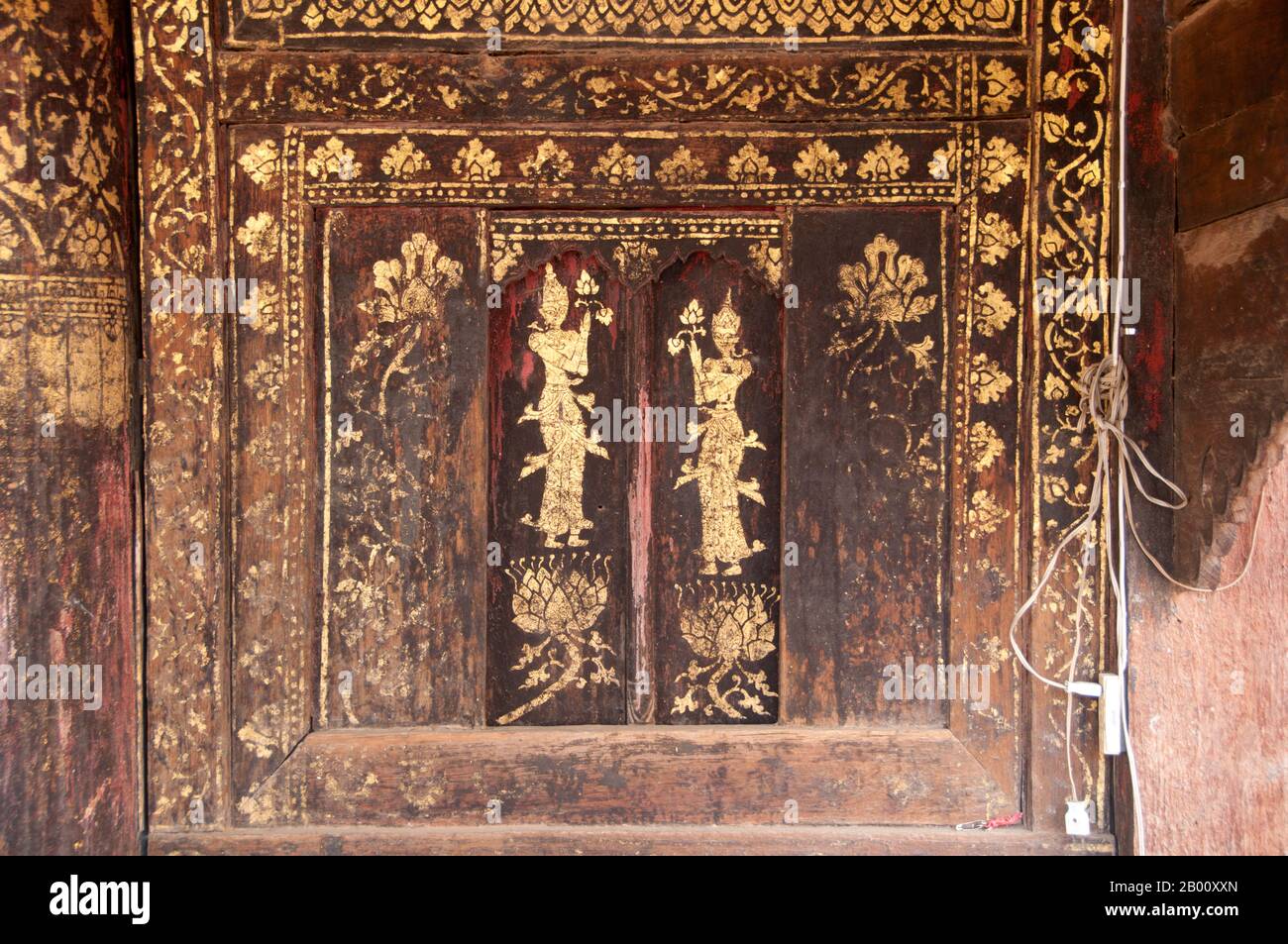 Thailandia: Decorazione lacca, Wat Phra che Lampang Luang, Thailandia settentrionale. Wat Phra That Lampang Luang (วัดพระธาตุลำปางหลวง), il ‘Tempio della Reliquia del Grande Buddha di Lampang’, risale al XV secolo ed è un tempio ligneo in stile Lanna trovato nel distretto di Ko Kha nella provincia di Lampang. Si trova in cima a un tumulo artificiale ed è circondato da un alto e massiccio muro di mattoni. Il tempio stesso raddoppia come un wiang (insediamento fortificato), ed è stato costruito come un tempio fortificato. Foto Stock