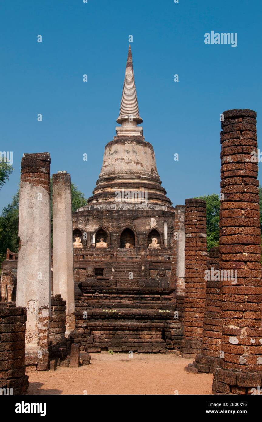 Thailandia: Chedi a forma di campana in stile Sri Lanka, Wat Chang Lom, si Satchanalai Parco storico. Wat Chang Lom fu costruito tra il 1285 e il 1291 dal re Ramkhamhaeng. Si Satchanalai fu costruito tra il XIII e il XV secolo ed era parte integrante del regno di Sukhothai. È stato amministrato solitamente dai membri della famiglia dei re di Sukhothai. Foto Stock