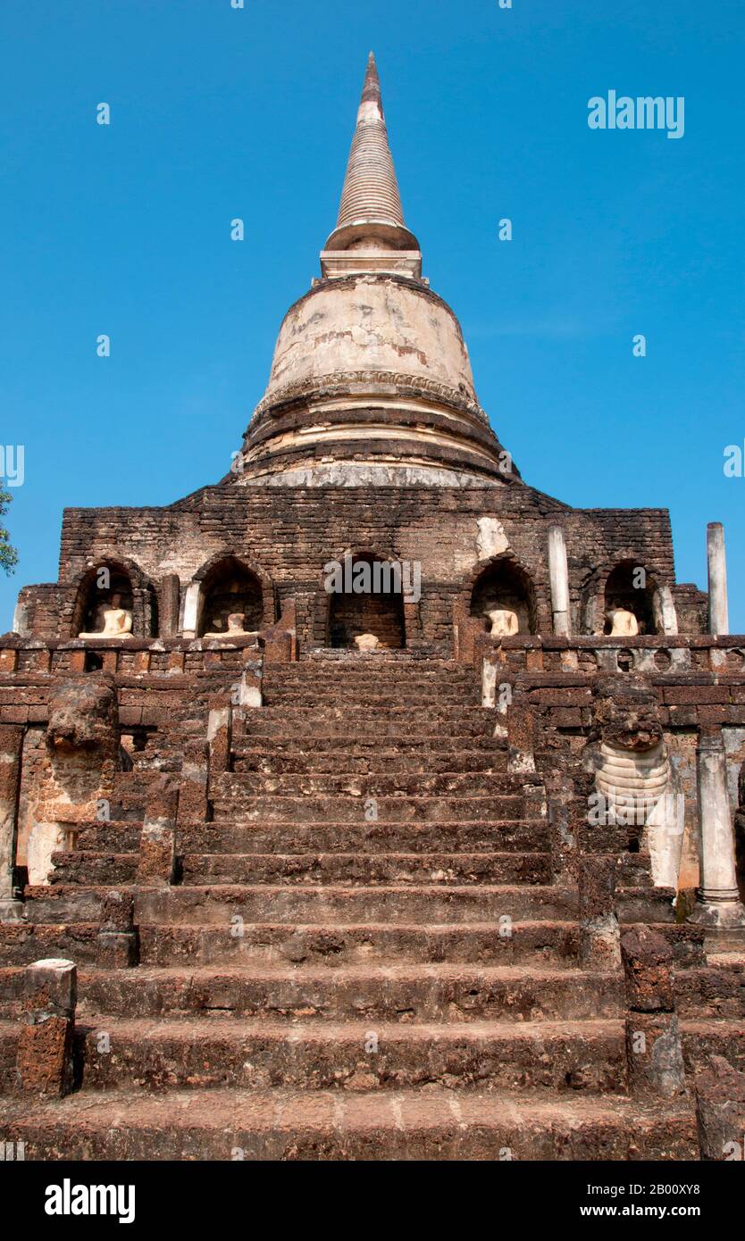 Thailandia: Chedi a forma di campana in stile Sri Lanka, Wat Chang Lom, si Satchanalai Parco storico. Wat Chang Lom fu costruito tra il 1285 e il 1291 dal re Ramkhamhaeng. Si Satchanalai fu costruito tra il XIII e il XV secolo ed era parte integrante del regno di Sukhothai. È stato amministrato solitamente dai membri della famiglia dei re di Sukhothai. Foto Stock
