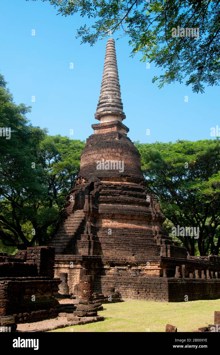 Thailandia: Chedi in stile singalese, Wat Nang Phaya, si Satchanalai Historical Park. Wat Nang Phaya è stato costruito nel primo periodo Ayutthaya, c. 16 ° secolo. Si Satchanalai fu costruito tra il XIII e il XV secolo ed era parte integrante del regno di Sukhothai. È stato amministrato solitamente dai membri della famiglia dei re di Sukhothai. Foto Stock