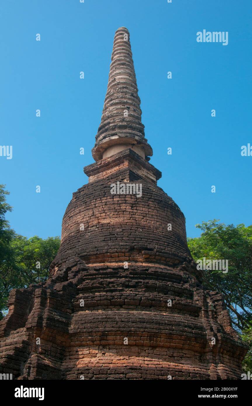 Thailandia: Chedi in stile singalese, Wat Nang Phaya, si Satchanalai Historical Park. Wat Nang Phaya è stato costruito nel primo periodo Ayutthaya, c. 16 ° secolo. Si Satchanalai fu costruito tra il XIII e il XV secolo ed era parte integrante del regno di Sukhothai. È stato amministrato solitamente dai membri della famiglia dei re di Sukhothai. Foto Stock