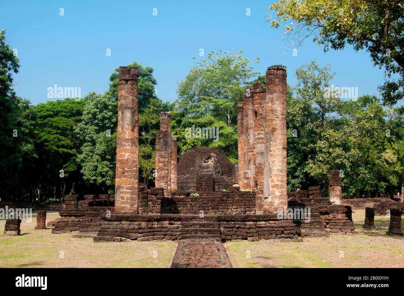 Thailandia: Wat Suan Kaeo Utthayan Yai, si Satchanalai Parco storico. Wat Suan Kaeo Utthayan Yai è anche noto come Wat Kao Hong (tempio delle nove camere). Si Satchanalai fu costruito tra il XIII e il XV secolo ed era parte integrante del regno di Sukhothai. È stato amministrato solitamente dai membri della famiglia dei re di Sukhothai. Foto Stock