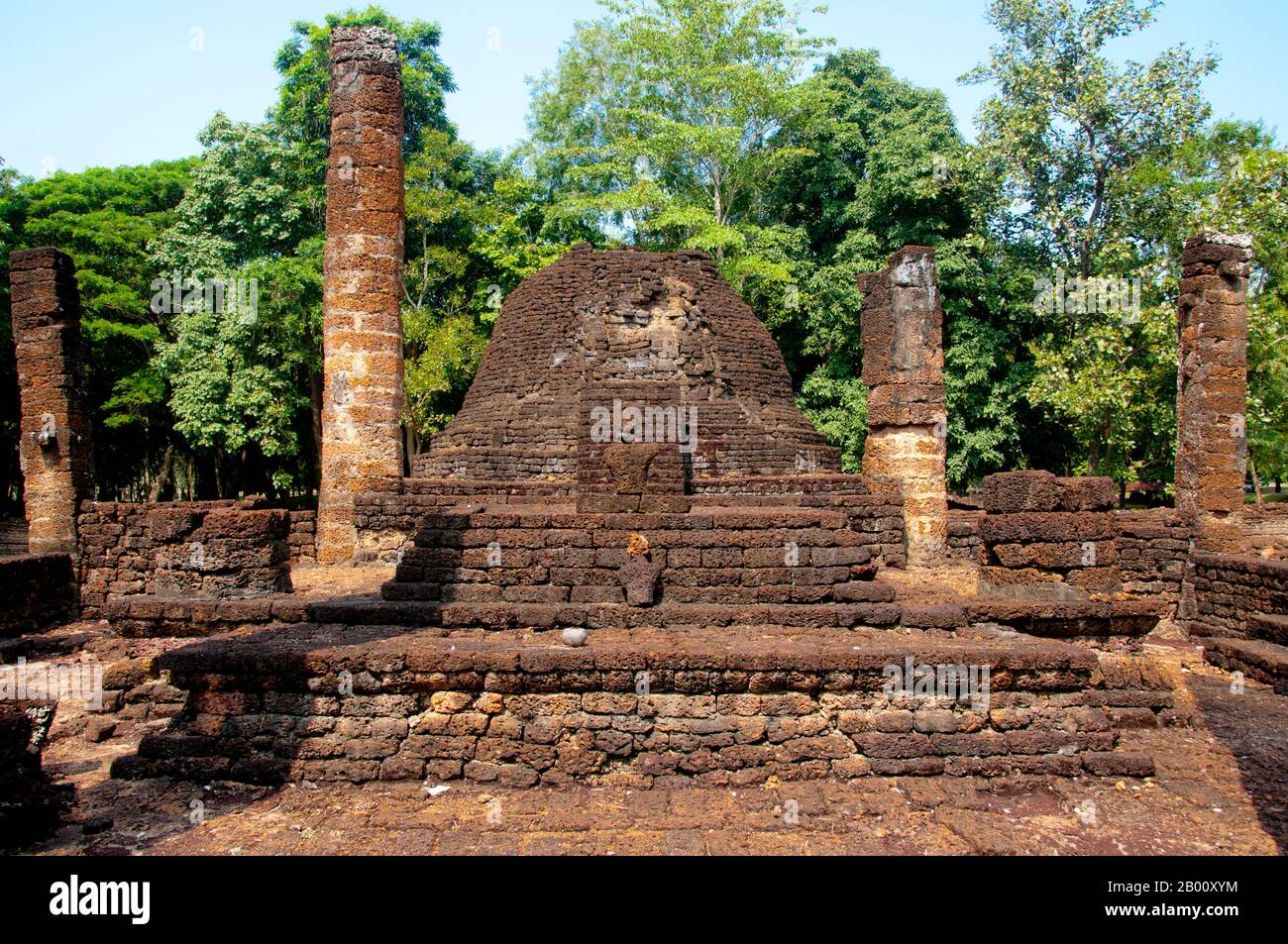 Thailandia: Wat Suan Kaeo Utthayan Yai, si Satchanalai Parco storico. Wat Suan Kaeo Utthayan Yai è anche noto come Wat Kao Hong (tempio delle nove camere). Si Satchanalai fu costruito tra il XIII e il XV secolo ed era parte integrante del regno di Sukhothai. È stato amministrato solitamente dai membri della famiglia dei re di Sukhothai. Foto Stock