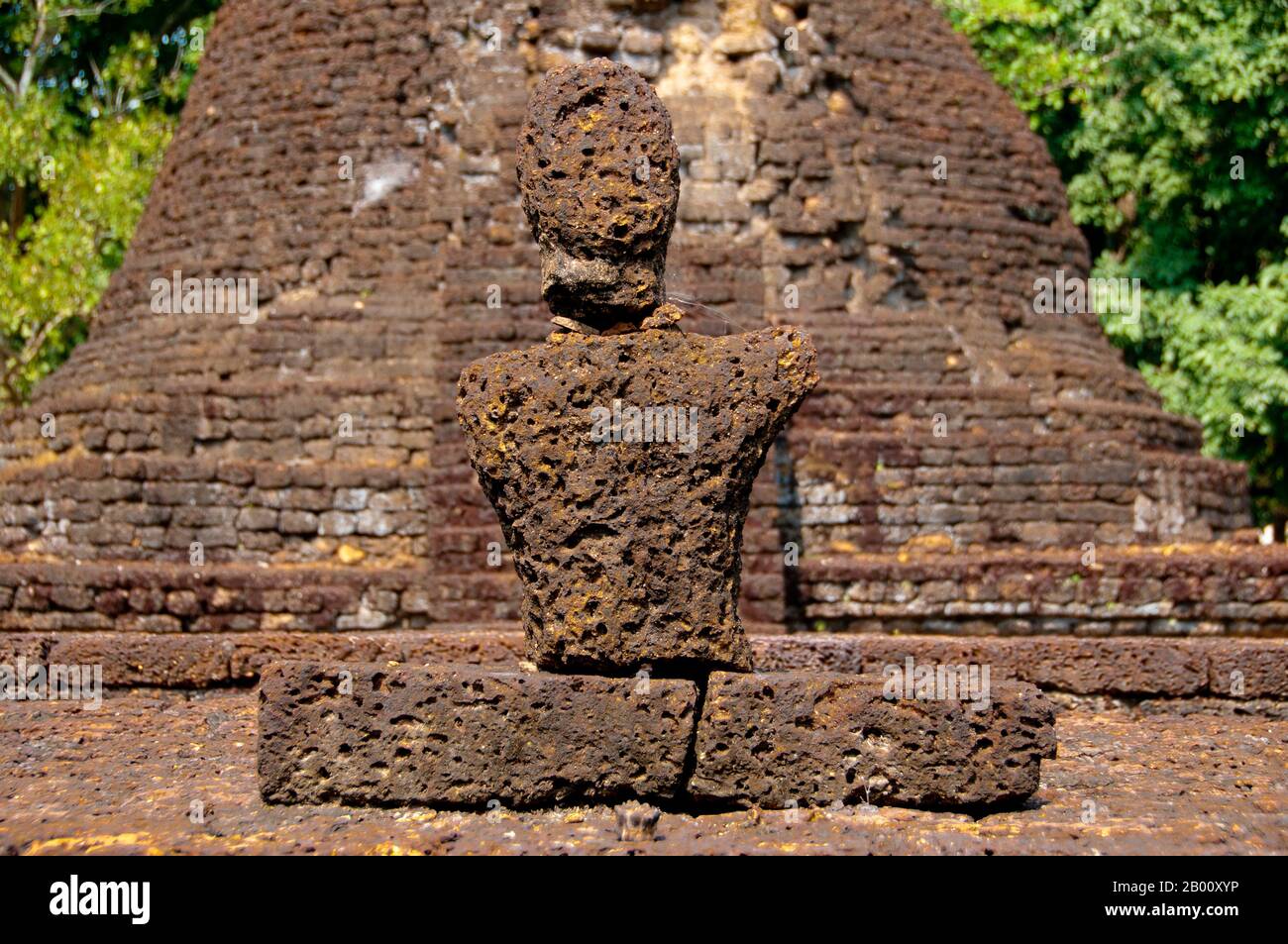 Thailandia: Buddha, Wat Suan Kaeo Utthayan Yai, si Satchanalai Parco storico. Wat Suan Kaeo Utthayan Yai è anche noto come Wat Kao Hong (tempio delle nove camere). Si Satchanalai fu costruito tra il XIII e il XV secolo ed era parte integrante del regno di Sukhothai. È stato amministrato solitamente dai membri della famiglia dei re di Sukhothai. Foto Stock