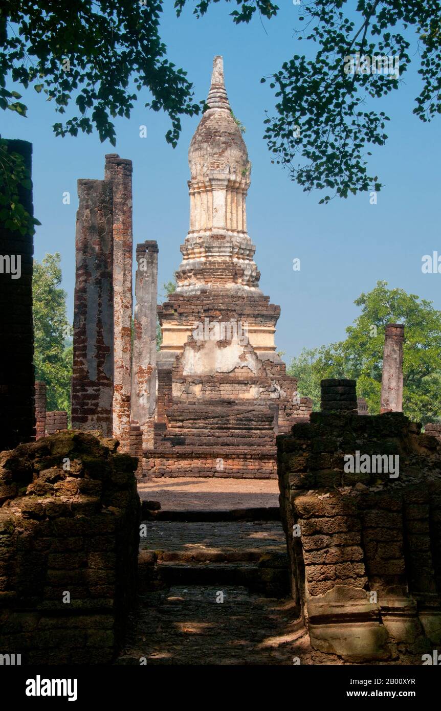 Thailandia: Fiori di loto, Wat Chedi Chet Thaew, si Satchanalai Historical Park. Il composto di Wat Chedi Chet Thaew contiene un certo numero di chedis subordinati costruiti in una varietà di stili tra cui Ceylonese, Pagan e Lanna. Si Satchanalai fu costruito tra il XIII e il XV secolo ed era parte integrante del regno di Sukhothai. È stato amministrato solitamente dai membri della famiglia dei re di Sukhothai. Foto Stock