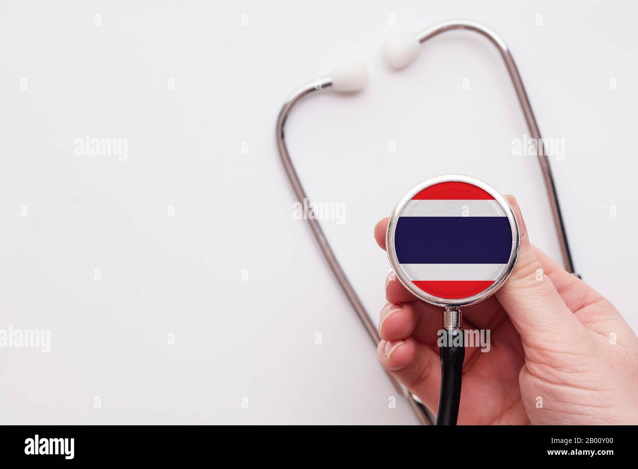 Thailandia concetto di assistenza sanitaria. Medico che detiene uno stetoscopio medico. Foto Stock