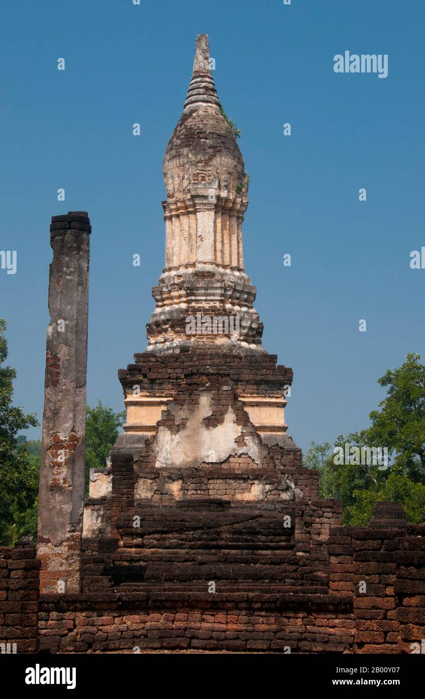 Thailandia: Fiori di loto, Wat Chedi Chet Thaew, si Satchanalai Historical Park. Il composto di Wat Chedi Chet Thaew contiene un certo numero di chedis subordinati costruiti in una varietà di stili tra cui Ceylonese, Pagan e Lanna. Si Satchanalai fu costruito tra il XIII e il XV secolo ed era parte integrante del regno di Sukhothai. È stato amministrato solitamente dai membri della famiglia dei re di Sukhothai. Foto Stock