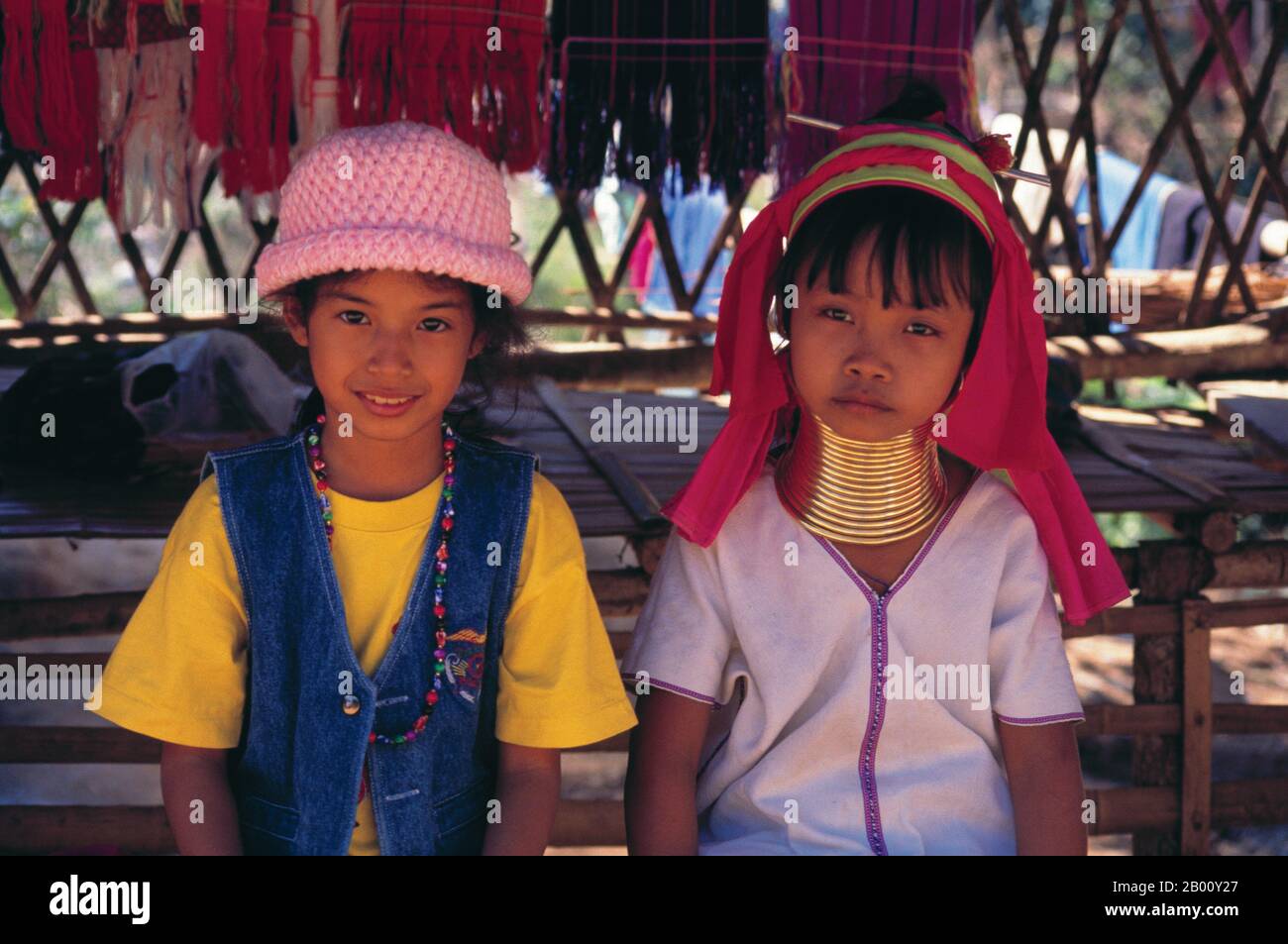 Thailandia: Giovane Padaung (Long Neck Karen) ragazza e ragazza tailandese, villaggio vicino Mae Hong Son. I Padaung o Kayan Lahwi o Long Necked Karen sono un sottogruppo del Kayan, un misto di tribù dei Lawi, tribù dei Kayan e molte altre tribù. I Kayan sono un sottogruppo del popolo Karen Rosso (Karenni), una minoranza etnica tibetana-burman della Birmania (Myanmar). Foto Stock
