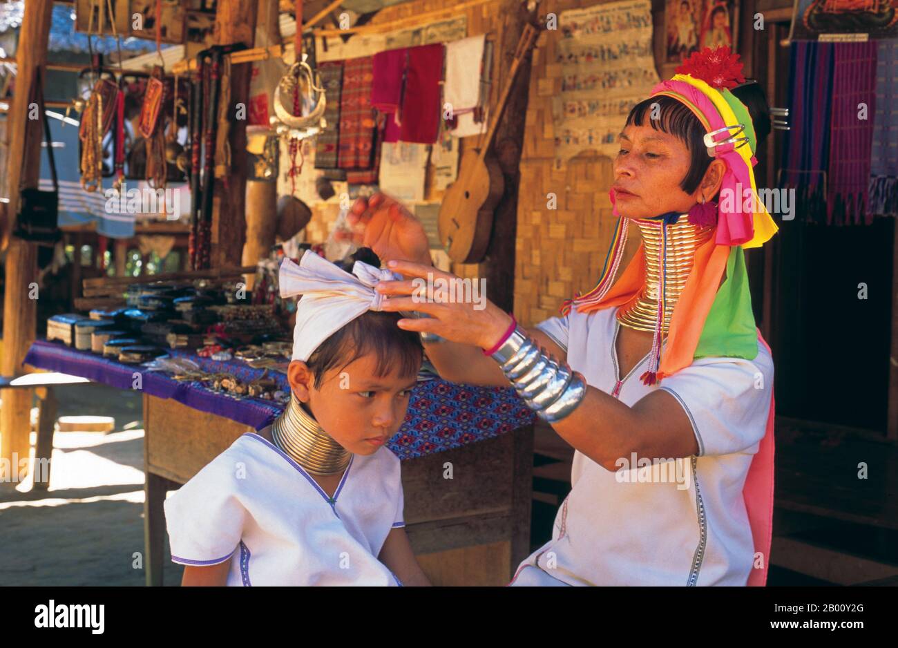 Thailandia: Padaung (Long Neck Karen) donna e bambino, villaggio vicino Mae Hong Son. I Padaung o Kayan Lahwi o Long Necked Karen sono un sottogruppo del Kayan, un misto di tribù dei Lawi, tribù dei Kayan e molte altre tribù. I Kayan sono un sottogruppo del popolo Karen Rosso (Karenni), una minoranza etnica tibetana-burman della Birmania (Myanmar). Foto Stock