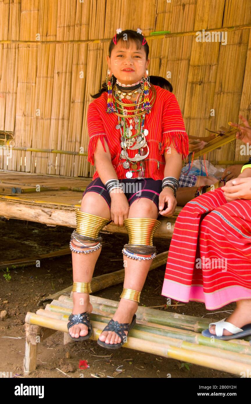 Thailandia: Karen Long Ears Woman, Karen Long Neck Village e Seven Tribe Village, vicino a Mae Taman, a nord di Chiang mai. Il popolo Karen o Kayin (PWA Ka Nyaw PoE o Kanyaw in Shaw Karen e Phan in PoE Karen; Kariang o Yang in Thai), è un gruppo etnico di lingua sino-tibetana che risiede principalmente nella Birmania meridionale e sudorientale (Myanmar). I Karen costituiscono circa il 7% della popolazione totale birmana di circa 50 milioni di persone. Un gran numero di Karen risiede anche in Thailandia, per lo più al confine tra Thailandia e Burmese. Foto Stock
