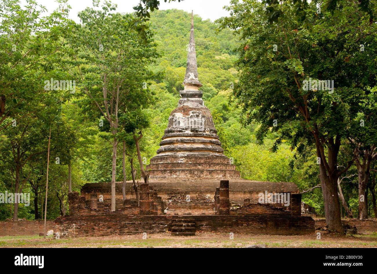 Thailandia: Wat Chedi Ngarm, Parco storico di Sukhothai. Sukhothai, che letteralmente significa "Alba della felicità", fu la capitale del regno di Sukhothai e fu fondata nel 1238. Fu la capitale dell'Impero Tailandese per circa 140 anni. Foto Stock