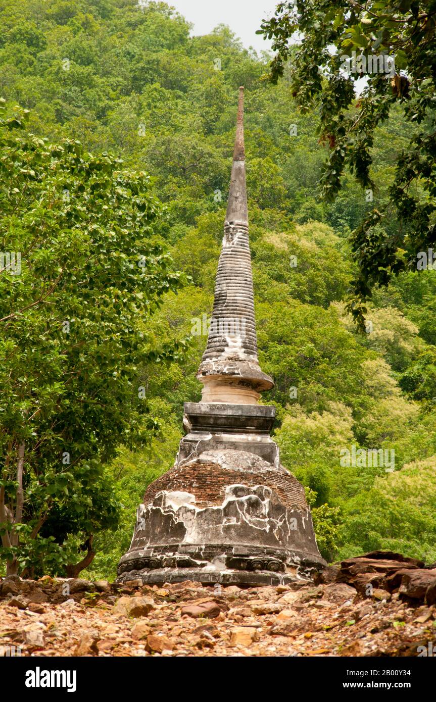 Thailandia: Wat Chedi Ngarm, Parco storico di Sukhothai. Sukhothai, che letteralmente significa "Alba della felicità", fu la capitale del regno di Sukhothai e fu fondata nel 1238. Fu la capitale dell'Impero Tailandese per circa 140 anni. Foto Stock