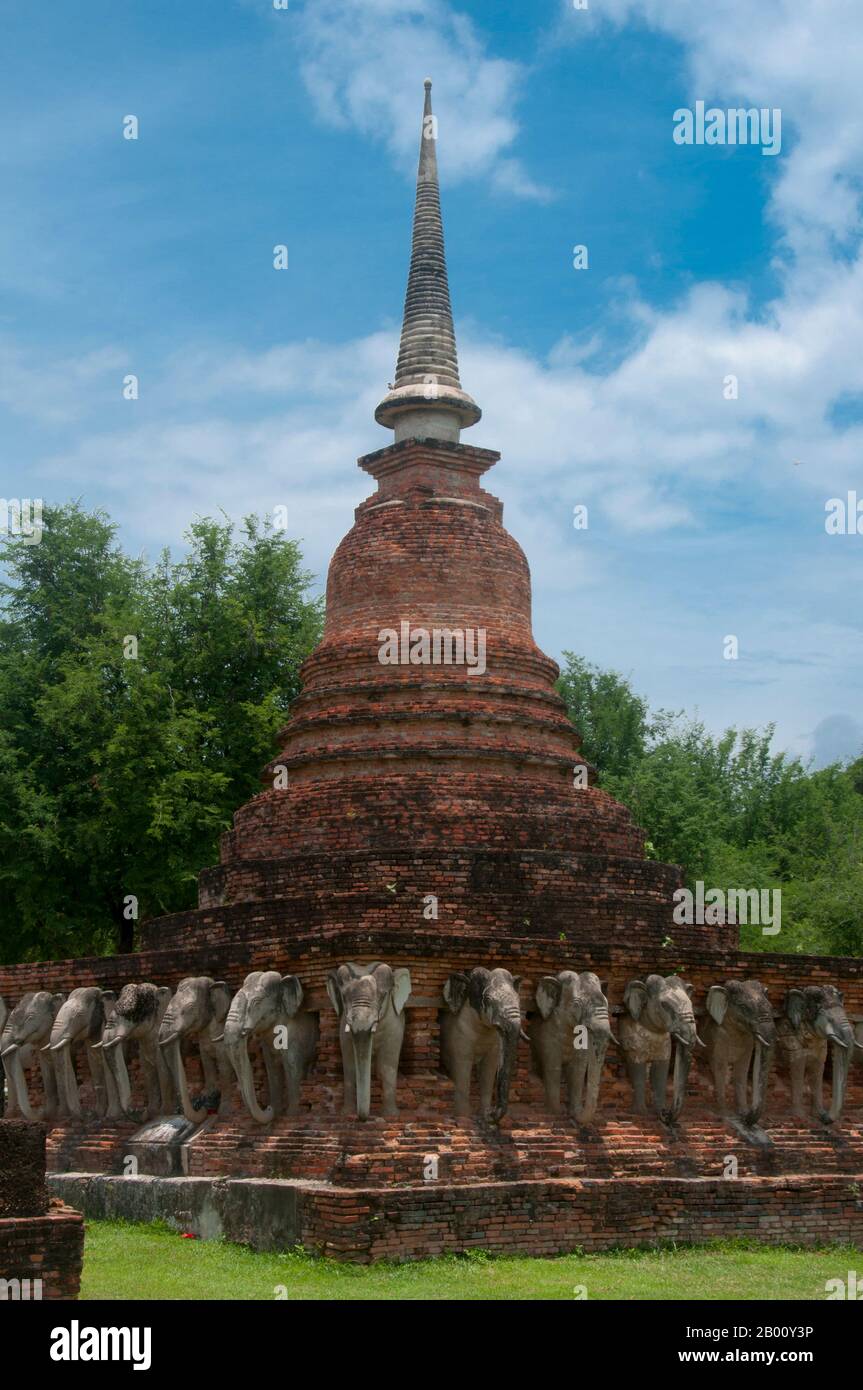 Thailandia: Wat Sorasak, Parco storico di Sukhothai. Wat Sorasak fu costruito all'inizio del XV secolo ed è rinomato per i 24 elefanti che circondano la base dei chedi in stile Sri Lanka. Sukhothai, che letteralmente significa "Alba della felicità", fu la capitale del regno di Sukhothai e fu fondata nel 1238. Fu la capitale dell'Impero Tailandese per circa 140 anni. Foto Stock