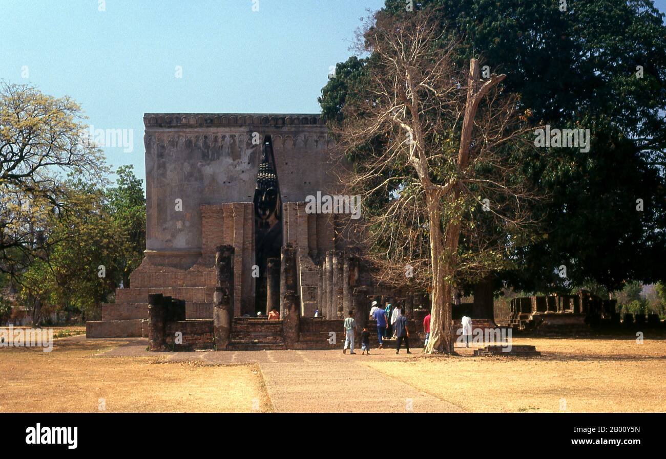 Thailandia: 15 metri di altezza Buddha seduto, Wat si Chum, Sukhothai storico Parco. Il Buddha di Phra Atchana a Wat si Chum è nella postura di 'Subduing Maraa' o 'chiamare la Terra a testimoniare'. Sukhothai, che letteralmente significa "Alba della felicità", fu la capitale del regno di Sukhothai e fu fondata nel 1238. Fu la capitale dell'Impero Tailandese per circa 140 anni. Foto Stock