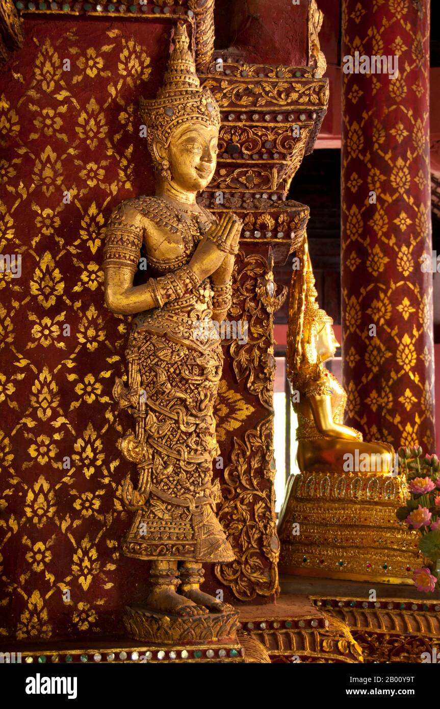 Thailandia: Un thewada (angelo) sul mondop all'interno dell'Ubosot (bot), Wat Phra Singh, Chiang mai. Wat Phra Singh o per dargli il suo nome completo, Wat Phra Singh Woramahaviharn, fu costruito intorno al 1345 dal re Phayu, quinto re della dinastia Mangrai. Re Mengrai fondò la città di Chiang mai (che significa "nuova città") nel 1296, e succedette a Chiang Rai come capitale del regno Lanna. Chiang mai a volte scritto come 'Chiengmai' o 'Chiangmai', è la più grande e culturalmente significativa città nel nord della Thailandia. Foto Stock