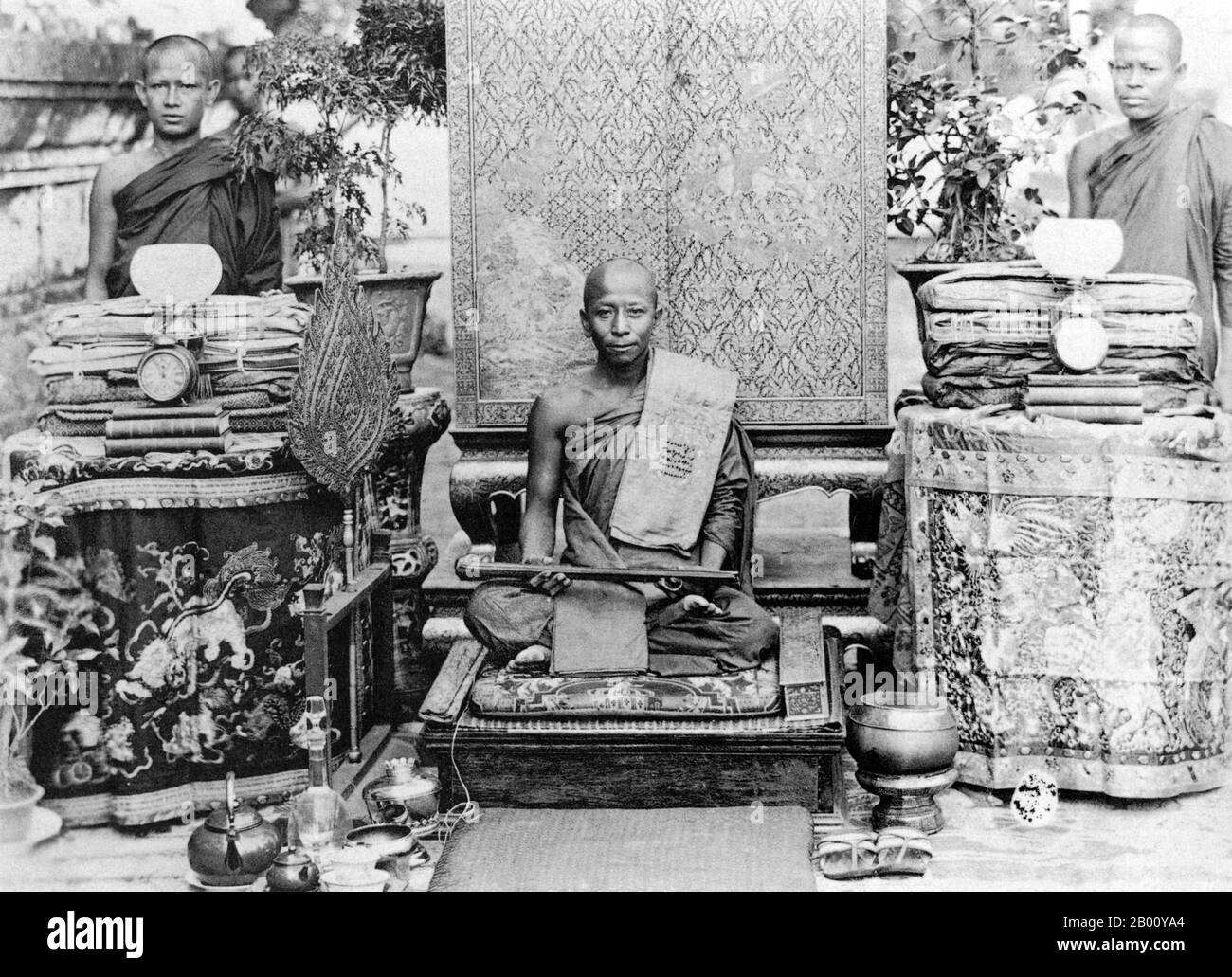 Cambogia: I monaci buddisti Khmer prendono parte ad una cerimonia di Kathin a Phnom Penh in 1925. La cerimonia di Kathin è uno dei principali festival di merito in Thailandia, Cambogia e Laos. La cerimonia consiste nell'offrire nuovi abiti ai monaci che vivono nei templi buddisti. Il nome completo di questo festival è 'Thot Kathin'. Il significato della parola 'Thot' è di fare un'offerta ad un monaco, e la parola 'Kathin' indica un telaio di ricamo. La cerimonia di Kathin si svolge alla fine della stagione delle piogge nel mese di settembre, quando i laici offrono vestiti, soldi, attrezzature da cucina e altri strumenti ai monaci. Foto Stock