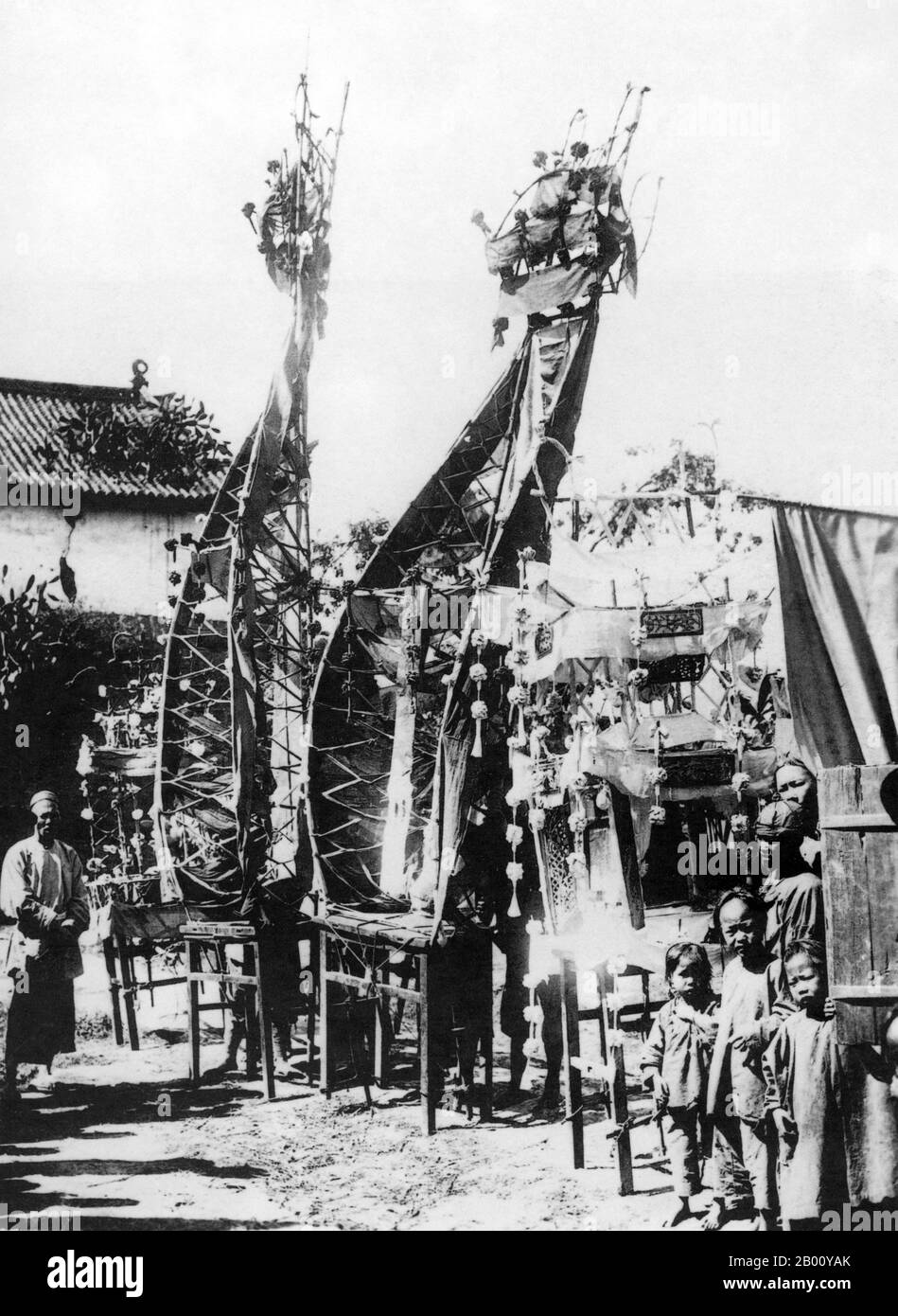 Cina: Una fotografia del 1905 dei preparativi per un funerale a Simao, provincia di Yunnan, Cina sudoccidentale. Il Distretto di SIMAO, precedentemente noto come Distretto di Cuiyun, è una municipalità sotto la giurisdizione della Prefettura di pu'er, nella Provincia di Yunnan, in Cina. Si trova vicino al confine con il Myanmar. Foto Stock