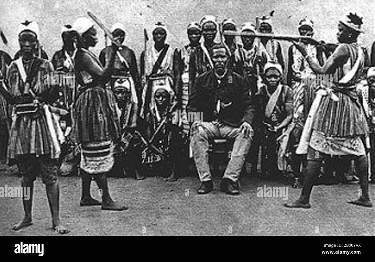 Benin/Dahomey: Un gruppo di guerrieri di Mino o 'Dahomey Amazzonia', c.. 1890. Le Amazzoni di Dahomey o Mino erano un reggimento militare Fon femminile del regno di Dahomey (ora Benin) che durò fino alla fine del XIX secolo. I Mino furono reclutati tra gli ahosi (mogli del re) di cui spesso c'erano centinaia. Alcune donne nella società Fon si sono arruolate volontariamente, mentre altre si sono arruolate involontariamente se i loro mariti o padri si sono lamentati al re del loro comportamento. L'appartenenza al Mino avrebbe dovuto affinare qualsiasi carattere aggressivo ai fini della guerra. Foto Stock