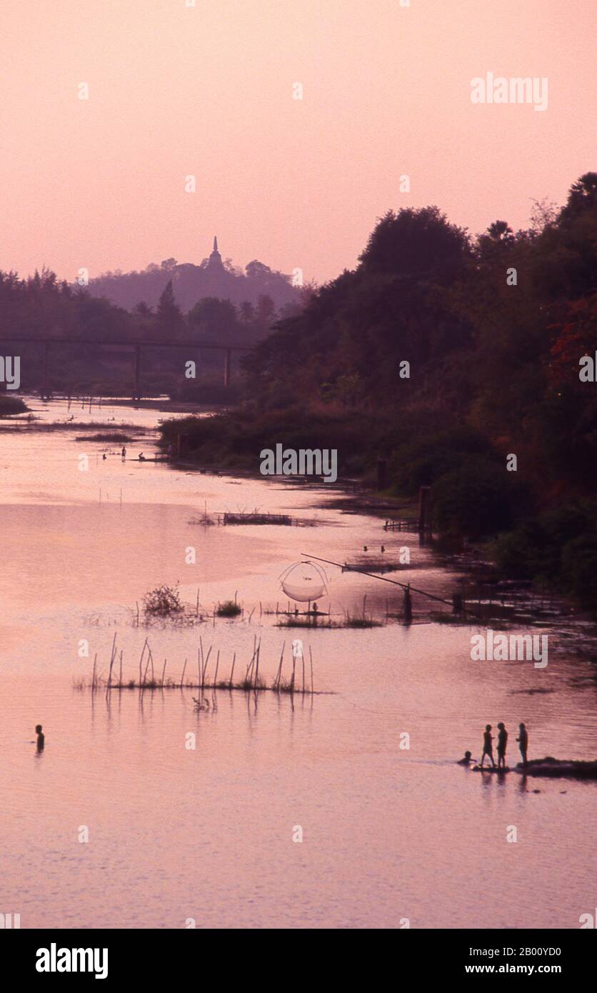Thailandia: Wat Khao Suwan Khiri si affaccia sul fiume Yom al tramonto, si Satchanalai Historical Park. Si Satchanalai fu costruito tra il XIII e il XV secolo ed era parte integrante del regno di Sukhothai. È stato amministrato solitamente dai membri della famiglia dei re di Sukhothai. Foto Stock