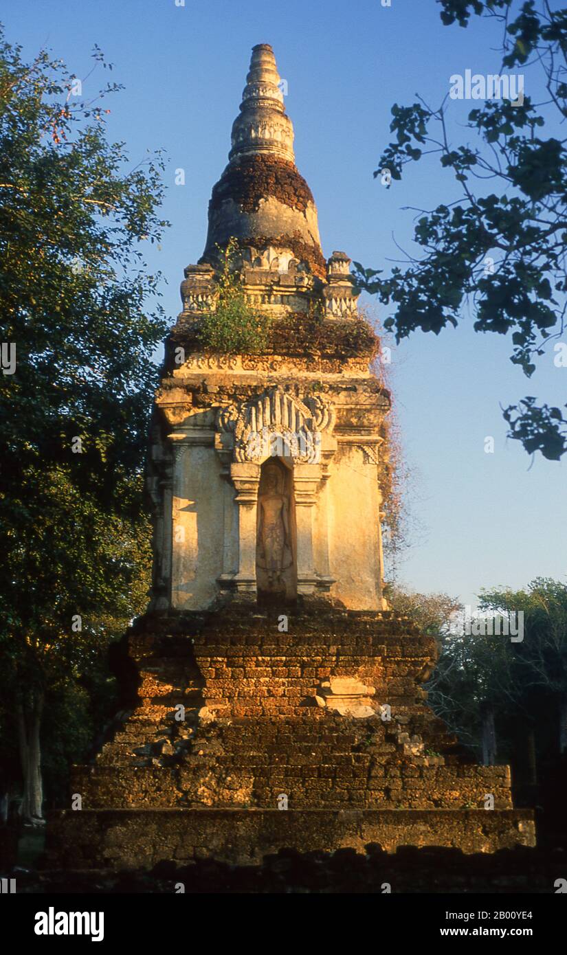 Thailandia: Wat Chedi Chet Thaew, si Satchanalai Parco storico. Il composto di Wat Chedi Chet Thaew contiene un certo numero di chedis subordinati costruiti in una varietà di stili tra cui Ceylonese, Pagan e Lanna. Si Satchanalai fu costruito tra il XIII e il XV secolo ed era parte integrante del regno di Sukhothai. È stato amministrato solitamente dai membri della famiglia dei re di Sukhothai. Foto Stock