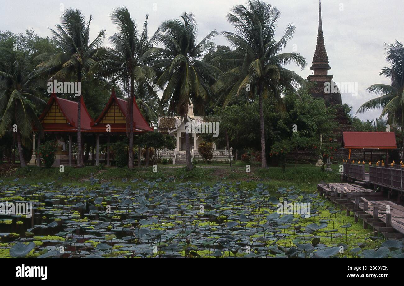 Thailandia: Wat Trapang Thong Luang, Parco storico di Sukhothai. Sukhothai, che letteralmente significa "Alba della felicità", fu la capitale del regno di Sukhothai e fu fondata nel 1238. Fu la capitale dell'Impero Tailandese per circa 140 anni. Foto Stock