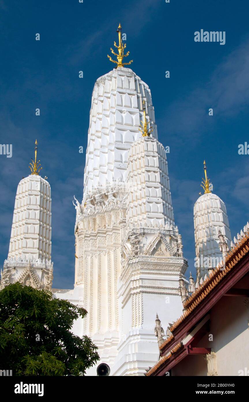 Thailandia: Prangs bianchi di Wat Mahathat, Phetchaburi. Wat Mahathat è un tempio buddista del tardo periodo Ayutthaya. Foto Stock