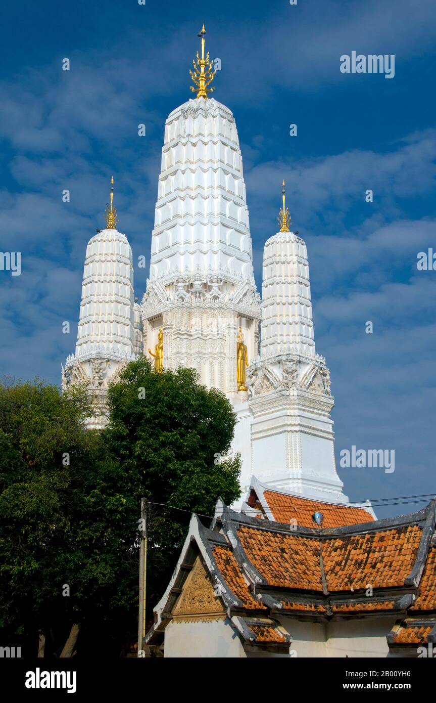 Thailandia: Prangs bianchi di Wat Mahathat, Phetchaburi. Wat Mahathat è un tempio buddista del tardo periodo Ayutthaya. Foto Stock