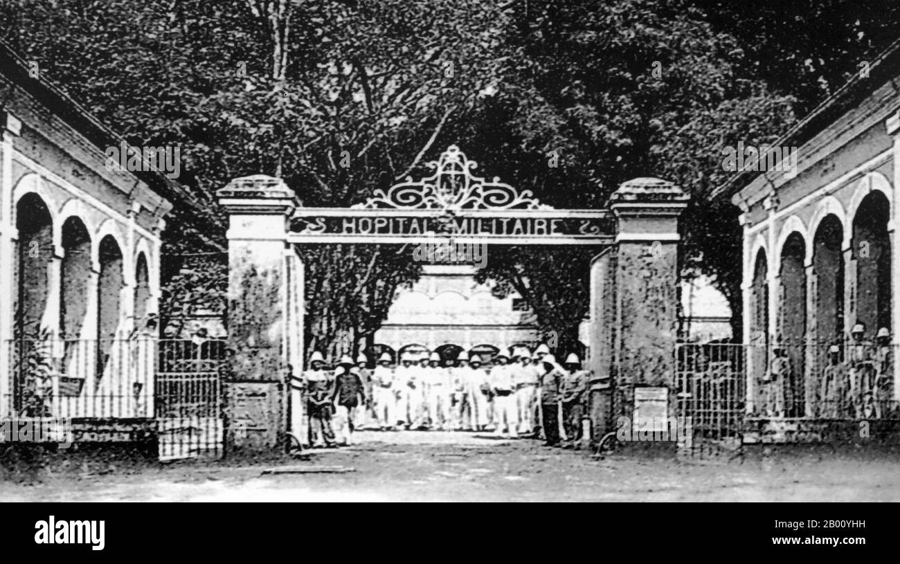 Vietnam: Ospedale militare, ora l'Ospedale dei Bambini, Saigon (inizio 20 ° secolo). L'indipendenza del Vietnam fu gradualmente erosa dalla Francia in una serie di conquiste militari dal 1859 al 1885, quando l'intero paese divenne parte dell'Indochina francese. Significativi cambiamenti politici e culturali sono stati posti sul popolo vietnamita, compresa la propagazione del cattolicesimo romano. Quando l'imperatore Thanh Thai, che era contrario al dominio coloniale francese, fu esiliato nel 1907, i francesi decisero di passare il trono al figlio che aveva solo sette anni, pensando che qualcuno così giovane sarebbe stato facilmente controllato. Foto Stock