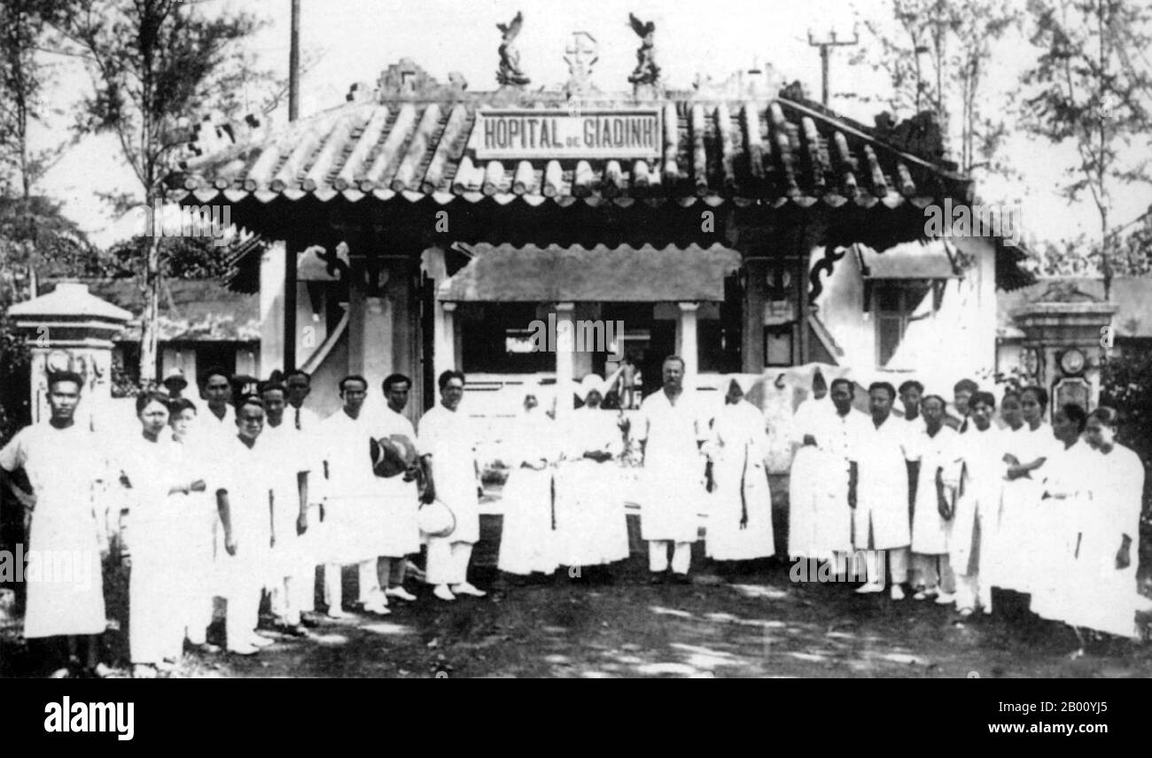 Vietnam: Personale ospedaliero Gia Dinh, Saigon, 1925. L'indipendenza del Vietnam fu gradualmente erosa dalla Francia in una serie di conquiste militari dal 1859 al 1885, quando l'intero paese divenne parte dell'Indochina francese. Significativi cambiamenti politici e culturali sono stati posti sul popolo vietnamita, compresa la propagazione del cattolicesimo romano. Quando l'imperatore Thanh Thai, che era contrario al dominio coloniale francese, fu esiliato nel 1907, i francesi decisero di passare il trono al figlio che aveva solo sette anni, perché pensavano che qualcuno così giovane sarebbe stato facilmente influenzato e controllato. Foto Stock