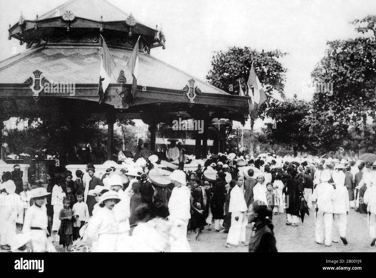 Vietnam: Una folla si riunisce presso la tribuna vicino al Municipio, Hanoi (inizio 20 ° secolo). Hanoi è la capitale e la seconda città più grande del Vietnam. Dal 1010 al 1802, fu il centro politico più importante del paese, ma fu eclissato da Hue durante la dinastia Nguyen come capitale del Vietnam. Hanoi fu capitale dell'Indochina francese dal 1902 al 1954, e dal 1954 al 1976 fu capitale del Vietnam del Nord. Foto Stock