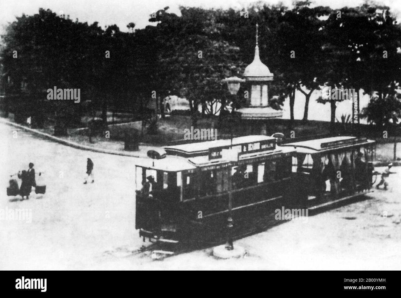 Vietnam: La stazione del tram vicino al lago Hoan Kiem, Hanoi (inizio 20 ° secolo). Hanoi è la capitale e la seconda città più grande del Vietnam. Dal 1010 al 1802, fu il centro politico più importante del paese, ma fu eclissato da Hue durante la dinastia Nguyen come capitale del Vietnam. Hanoi fu capitale dell'Indochina francese dal 1902 al 1954, e dal 1954 al 1976 fu capitale del Vietnam del Nord. Foto Stock