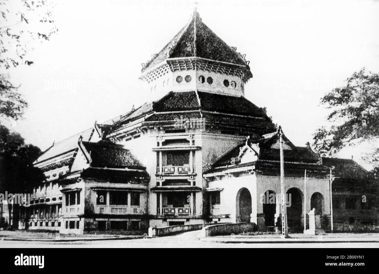 Vietnam: Il Museo Nazionale di Storia Vietnamita, Hanoi (inizio 20 ° secolo). Originariamente chiamato da un archeologo e ricercatore francese, il Louis Finot Museum si trova nel quartiere Hoan Kien di Hanoi. E' alloggiato in un edificio coloniale Francese che e' stato completato nel 1932. L'edificio, progettato dall'architetto Ernest Hebrard, e' considerato una fusione di successo di architettura coloniale Francese e tradizionale Vietnamita conosciuta come architettura Indocina. Hebrard ha creato pareti doppie e balconi per un sistema di ventilazione naturale e la protezione dal sole. Foto Stock