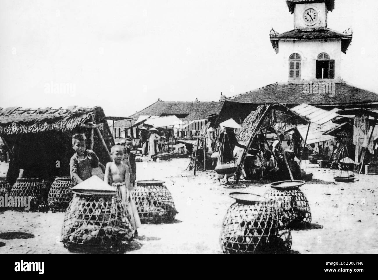 Vietnam: Mercato di Dong Ba, Hue (inizio 20 ° secolo). Il mercato di Dong Ba si trova vicino all'angolo orientale della Cittadella, che fa parte della fortificazione della Città Imperiale di Hue, capitale del Vietnam sotto la dinastia Nguyen dal 1802 al 1945. Il mercato si trova lungo il fiume profumo ed è stato finora un centro per acquistare cibo, verdure, frutta, animali e ceramiche alla gente di Hue. Foto Stock