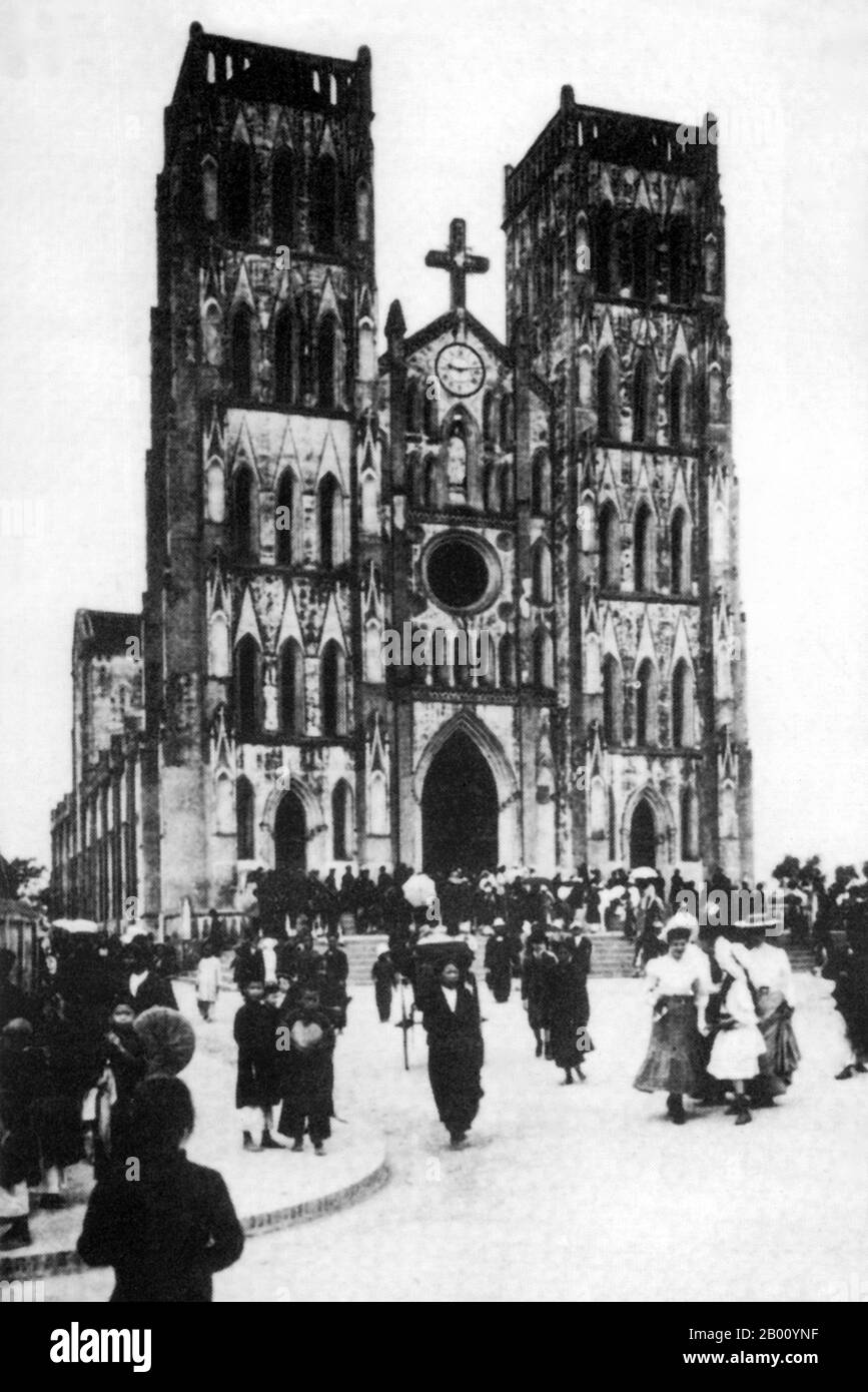 Vietnam: Cattedrale di San Giuseppe, Hanoi (inizio 20 ° secolo). La sede dell'Arcidiocesi Cattolica Romana ad Hanoi, la Cattedrale di San Giuseppe fu costruita in modo controverso nel 1886 sul sito di un'antica pagoda solo un anno dopo che i francesi presero il controllo dell'amministrazione di Tonkin e Annam. Costruita in stile neogotico, la cattedrale è ancora uno dei più famosi esempi di architettura francese in Vietnam. Foto Stock