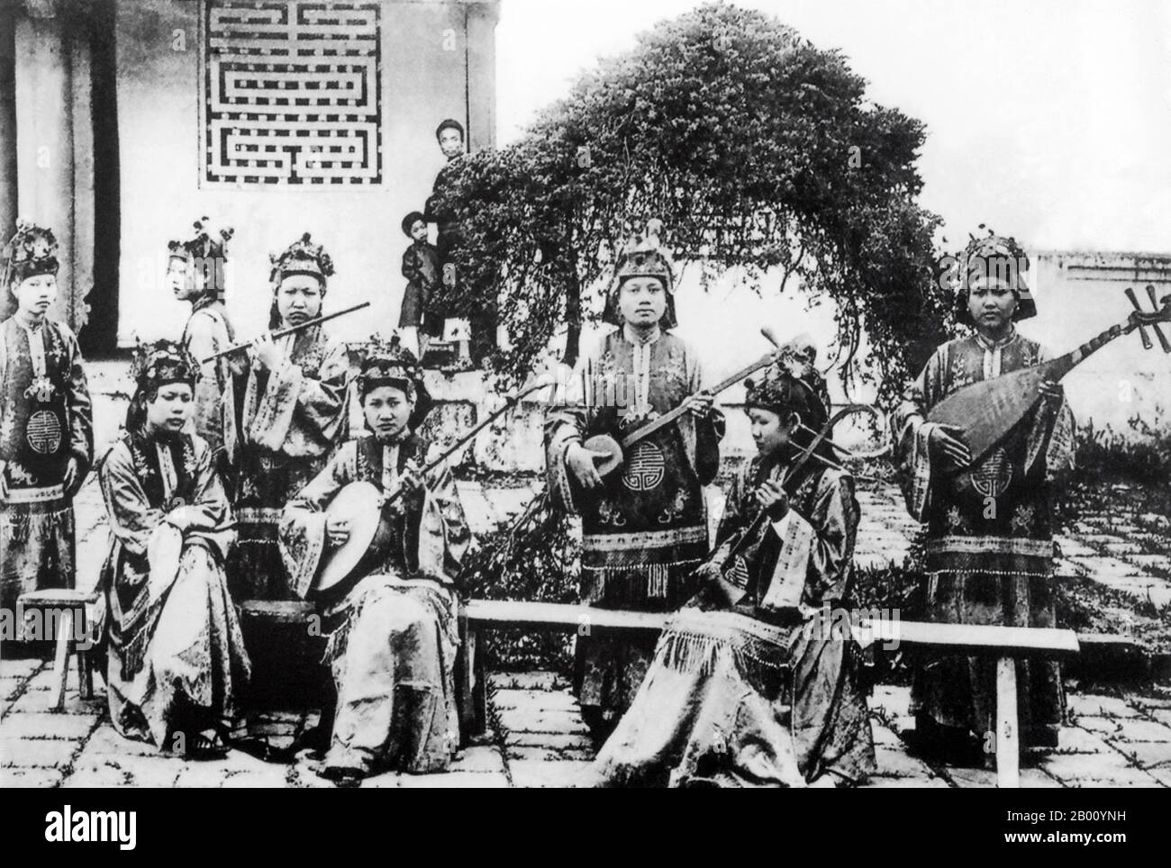 Vietnam: Un'orchestra reale di donne a Hue (inizio 20 ° secolo). Tra il 1802 e il 1945, Hue fu la capitale imperiale della dinastia Nguyen, un regno feudale che dominò gran parte del Vietnam meridionale dal XVII al XIX secolo. Nel 1775, quando Trinh Sam lo catturò, fu conosciuto come Phu Xuan. Nel 1802, Nguyen Phuc Anh (in seguito imperatore Gia Long) riuscì a stabilire il suo controllo su tutto il Vietnam, rendendo così Hue la capitale nazionale fino al 1945, quando l'imperatore Bao dai abdicò e fu istituito un governo comunista ad Hanoi. Foto Stock