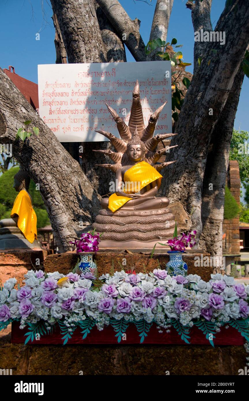 Thailandia: Mucalinda che ripara o protegge il Buddha, Wat Kamphaeng Laeng, Phetchaburi. Wat Kamphaeng Laeng era originariamente un luogo di culto Khmer Hindu del XII secolo, che successivamente divenne un tempio buddista. Phetchaburi probabilmente segnò anche l'estensione più meridionale dell'Impero Khmer. Foto Stock