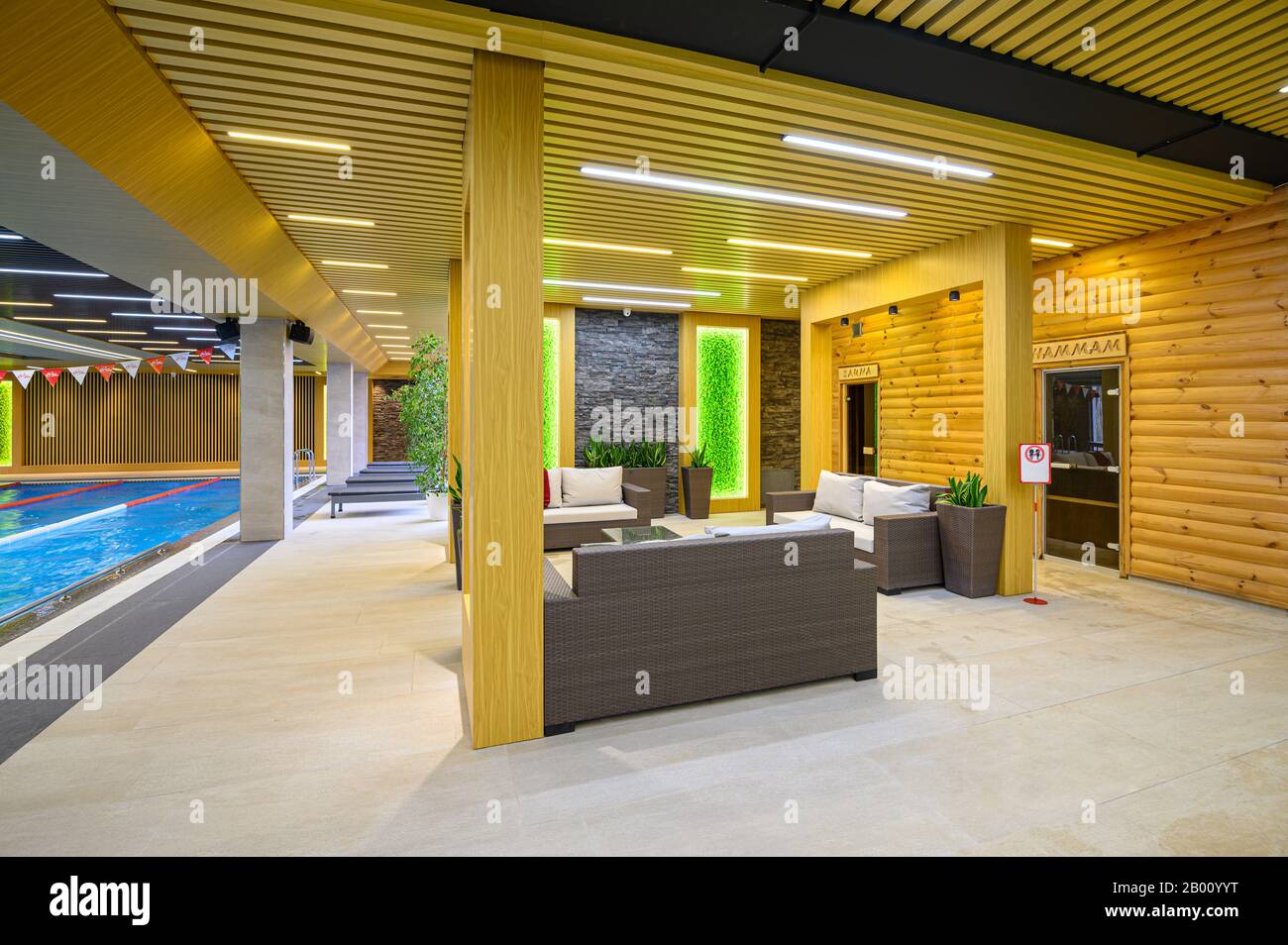 Lussuosa piscina interna sportiva con interni Foto Stock