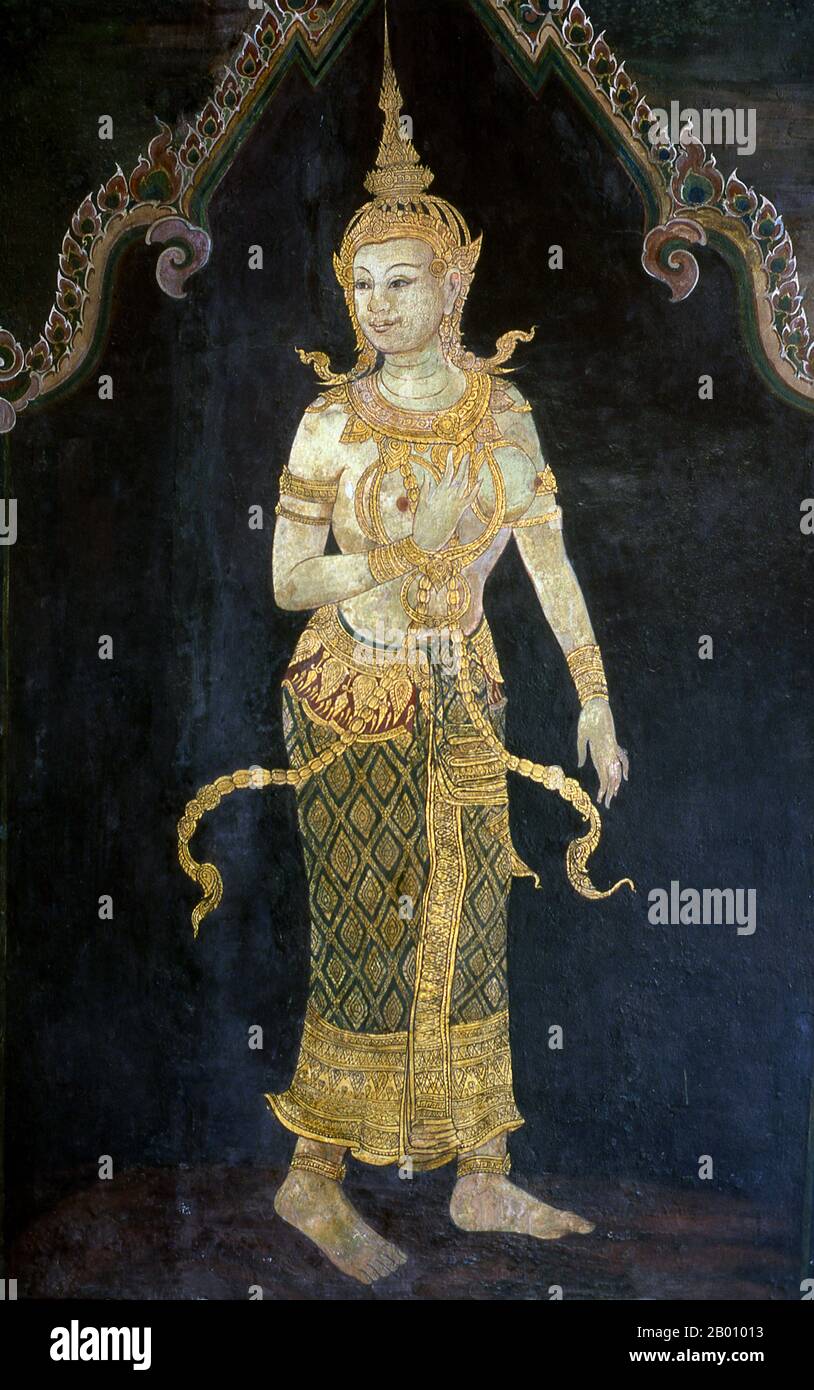 Thailandia: Benyagai, Ramakien (Ramayana) murales, Wat Phra Kaeo (Tempio del Buddha di Smeraldo), Bangkok. Il Ramayana è una storia antica come il tempo e - almeno nel subcontinente indiano e in gran parte del sud-est asiatico - di popolarità senza pari. Più di duemila trecento anni fa lo studioso-poeta Valmiki si sedette per scrivere il suo epico definitivo di amore e guerra. Il Ramakien è la versione tailandese di questo epico e ha un'influenza importante sulla letteratura, l'arte e il dramma thailandesi. È considerato l'epica nazionale della Thailandia. Foto Stock