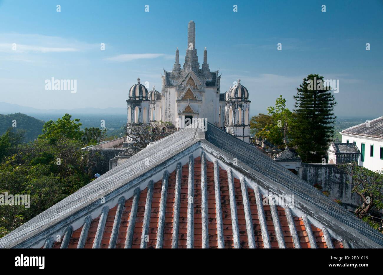 Thailandia: Complesso del palazzo, Khao Wang e Phra Nakhon Khiri Parco storico, Phetchaburi. Phra Nakhon Khiri è un parco storico situato su una collina che domina la città di Phetchaburi. Il nome Phra Nakhon Khiri significa collina della Città Santa, ma la gente del posto lo conosce meglio come Khao Wang, che significa collina con palazzo. L'intero complesso è stato costruito come un palazzo estivo dal re Mongkut, con la costruzione terminata nel 1860. Foto Stock
