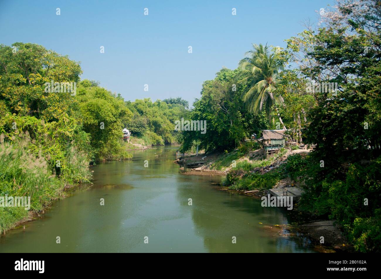 Thailandia: Il fiume Phet, Phetchaburi. In passato il fiume Phet veniva utilizzato per trasportare molte merci, tra cui ceramiche preziose. Il fiume è stato ora smorzato per l'irrigazione. Foto Stock