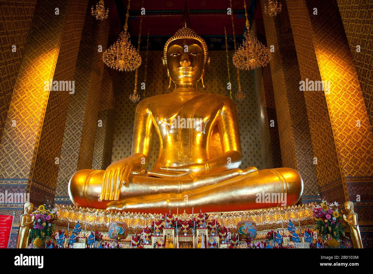 Thailandia: Buddha gigante seduto nel viharn principale, Wat Kalayanimit, Thonburi, Bangkok. Wat Kalayanimit, accanto al fiume Chao Phraya, a Thonburi fu costruito nel 1825 da Chaophraya Nikonbodin, che poi donò il tempio a Rama III (Re Jessadabodindra) della dinastia Chakri. Foto Stock