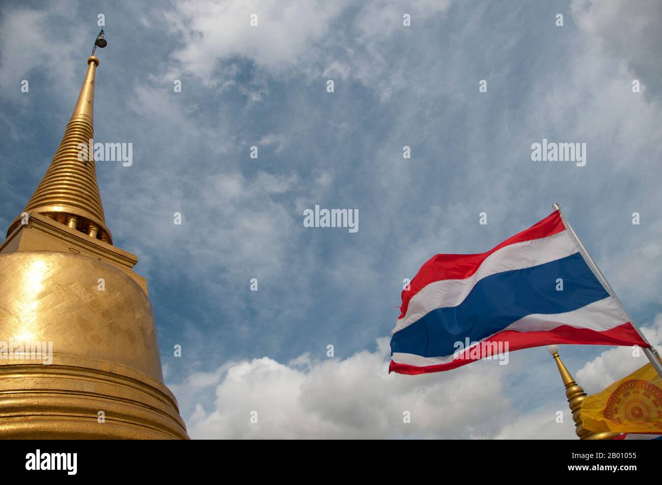 Thailandia: Chedi e la bandiera tailandese al Monte d'Oro (Wat Saket), Bangkok. Wat Saket Ratcha Wora Maha Wihan (di solito Wat Saket) risale all'era Ayutthaya, quando era chiamato Wat Sakae. Re Rama i (1736 - 1809) o Buddha Yodfa Chulaloke rinnovò il tempio e lo rinominò Wat Saket. Il Monte d'Oro (Phu Khao Thong) è una ripida collina all'interno del complesso di Wat Saket. Non è un affioramento naturale, ma una collina artificiale costruita durante il regno di Rama III (1787 - 1851) o re Jessadabodindra. Foto Stock