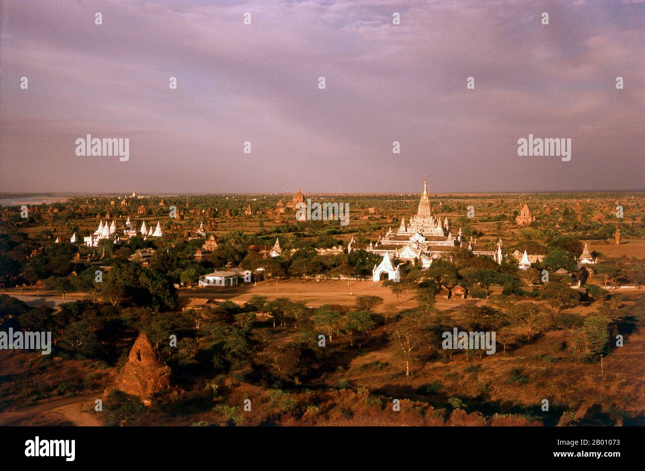 Birmania: Città antica di Bagan (Pagan). Bagan, ex Pagan, è stato costruito principalmente tra il 11 ° secolo e 13 ° secolo. Formalmente chiamato Arimaddanapura o Arimaddana (la città del Crusher Enemy) e conosciuto anche come Tambadipa (la terra del rame) o Tassadessa (la terra dei cortei), era la capitale di diversi regni antichi in Birmania. Foto Stock