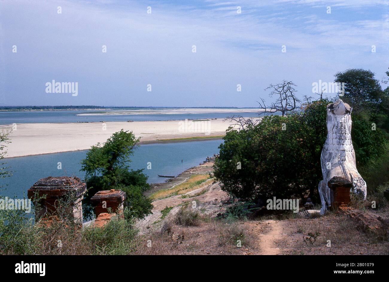 Birmania: Il fiume Irrawaddy vicino Bagan (Pagan) Città Antica. Bagan, ex Pagan, è stato costruito principalmente tra il 11 ° secolo e 13 ° secolo. Formalmente chiamato Arimaddanapura o Arimaddana (la città del Crusher Enemy) e conosciuto anche come Tambadipa (la terra del rame) o Tassadessa (la terra dei cortei), era la capitale di diversi regni antichi in Birmania. Foto Stock