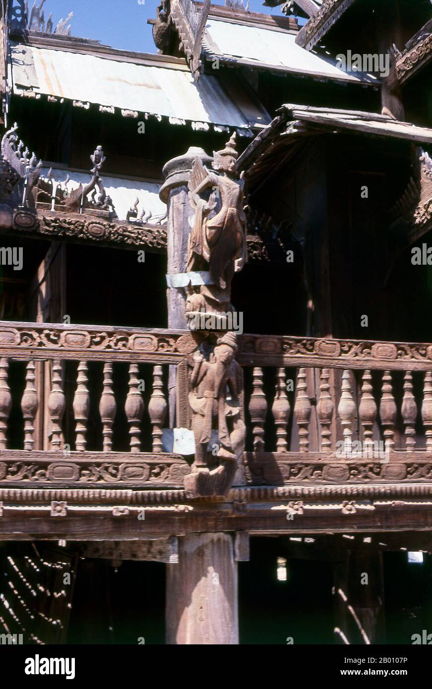 Birmania: Vecchio viharn di legno, Bagan (Pagan) Città antica. Bagan, ex Pagan, è stato costruito principalmente tra il 11 ° secolo e 13 ° secolo. Formalmente chiamato Arimaddanapura o Arimaddana (la città del Crusher Enemy) e conosciuto anche come Tambadipa (la terra del rame) o Tassadessa (la terra dei cortei), era la capitale di diversi regni antichi in Birmania. Foto Stock