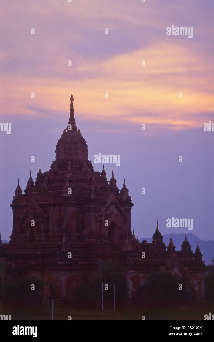 Birmania: Tempio di Htilominlo, Bagan (Pagana) Città Antica. Il Tempio di Htilominlo fu costruito durante il regno di re Htilominlo (noto anche come Nandaungmya) nel 1211. Bagan, ex Pagan, è stato costruito principalmente tra il 11 ° secolo e 13 ° secolo. Formalmente chiamato Arimaddanapura o Arimaddana (la città del Crusher Enemy) e conosciuto anche come Tambadipa (la terra del rame) o Tassadessa (la terra dei cortei), era la capitale di diversi regni antichi in Birmania. Foto Stock