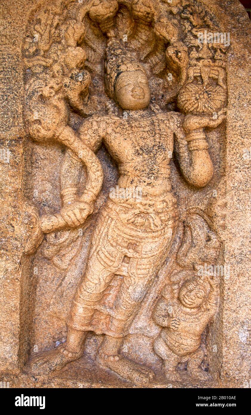 Sri Lanka: Guardstone, Anuradhapura. Anuradhapura è una delle antiche capitali dello Sri Lanka e famosa per le sue rovine ben conservate. Dal IV secolo a.C. fino all'inizio dell'XI secolo fu la capitale. Durante questo periodo è rimasto uno dei centri più stabili e durevoli di potere politico e di vita urbana del Sud Asia. L'antica città, considerata sacra al mondo buddista, è oggi circondata da monasteri che coprono un'area di oltre 40 km². Foto Stock